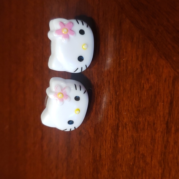 **3for$15**Claires Hello Kitty Earrings - Picture 3 of 5